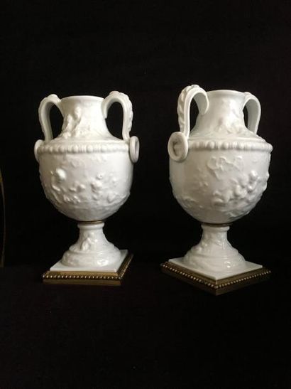 null Paire de vases balustres à anses, en porcelaine émaillée blanche à décor en...