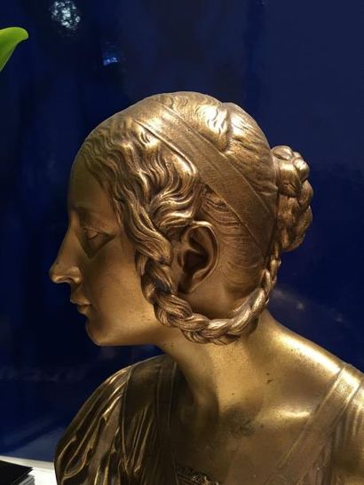 null Fernand DUBOIS (1877-1939)

Buste de femme. Bronze à patine dorée signé à la...