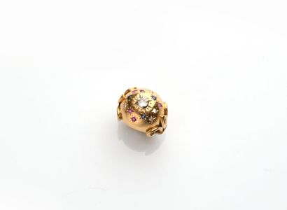 null Bague dôme en or (750 millièmes) centrée d'un diamant TA dans un entourage étoilé...