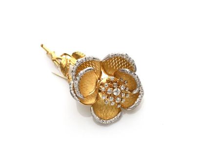 null Clip fleur articulé en or (750 millièmes) et platine (950 millièmes) serti de...