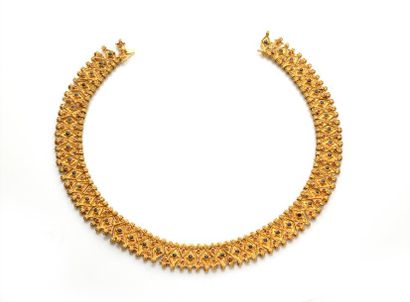 null Collier draperie en or (750 millièmes) à motifs articulés de losanges sertis...