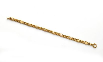 null Bracelet gourmette en or (750 millièmes) orné de perles (manques). Poids brut...