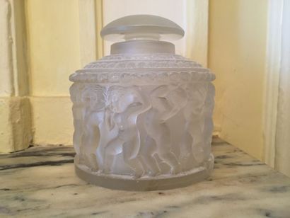 null R Lalique et Lalique France. Eléments de garniture de toilette en verre moulé-pressé...