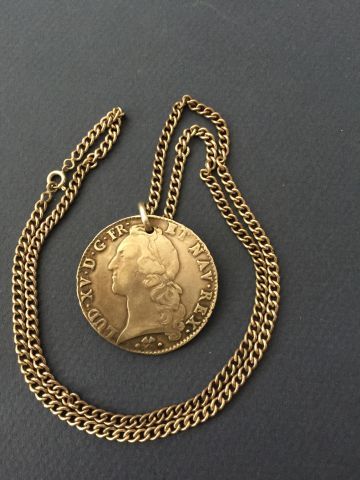 null Médaille et sa chaîne en argent 950°/°°, représentant Louis XV
Poids: 47,9 ...