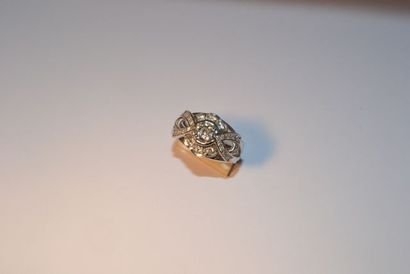 null Bague dôme ajourée en or gris 750 °/°° et platine centré d'un diamant taille...
