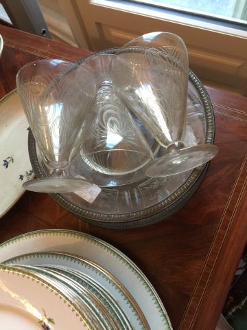 null Deux assiettes en cristal à monture argent 950°/°° et trois verres en crist...