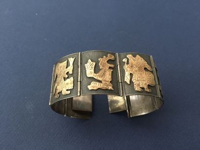 null Bracelet ruban articulé en vermeil réhaussé d'appliques à motifs d'aztèques...