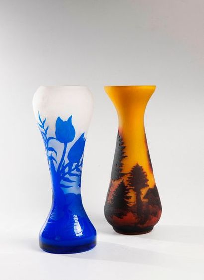null Vase en verre multicouche à décor de paysage et de fleurs.