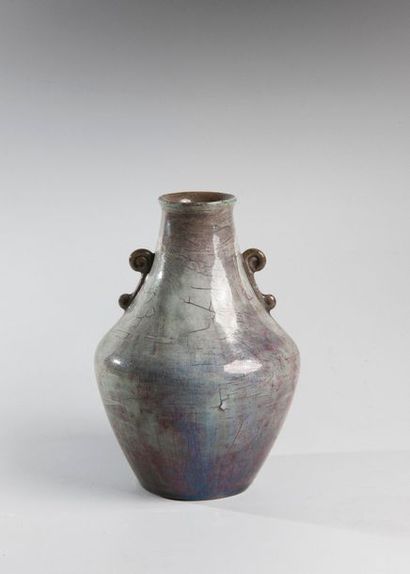 null Auguste DELAHERCHE (1857-1940)
Vase en céramique émaillée gris et violine.
Cachet...