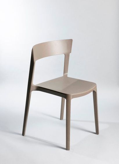 null XXe siècle
Chaise en polyester gris
H. 77 cm.
