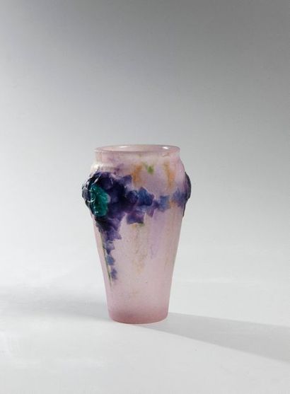 null Gabriel ARGY-ROUSSEAU (1885-1953)
Petit vase en pâte de verre à décor de masques...