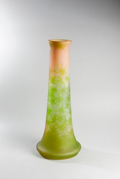 null Etablissements GALLE
Haut vase en verre à décor dégagé à l'acide de chardons.
Signé....