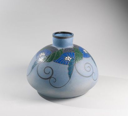null LEUNE
Vase boule en verre bleu à décor de fleurs émaillées.
H. 20 cm.