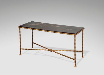 null Table basse à piètement en métal doré imitant le bambou, plateau laqué à décor...
