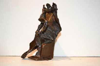 null Lisbeth DELISLE (née en 1935)
"Le grimpeur"
Bronze à patine brune.
H. 15 cm...