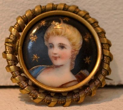 null Petite broche ronde en métal doré "Portrait de Diane"