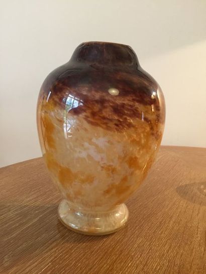 null SCHNEIDER
Vase en verre doublé dans les tons ocre et orangé.