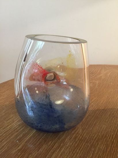 null Vase en verre à inclusions multicolores.
H. 15 cm.