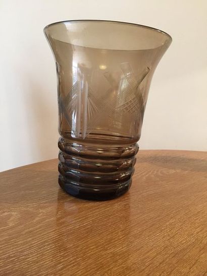 null Vase en verre fumé à décor géométriques gravé.
H. 25 cm.
