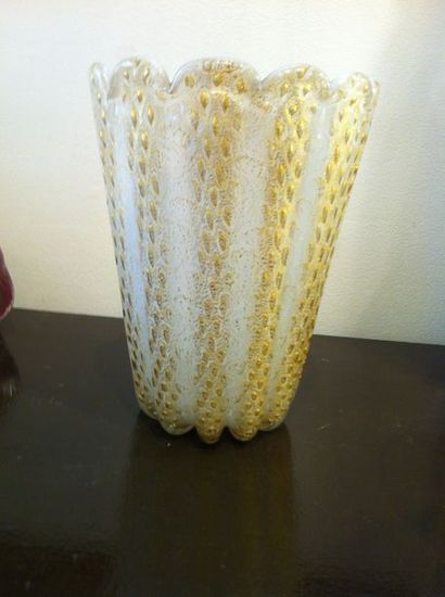 null BAROVIER
Murano.
Vase en verre soufflé décor pailleté blanc et or.
H. 22 cm...