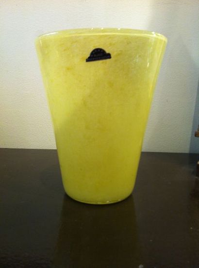 null VASART
Vase évasé en verre jaune.
H. 19 cm.