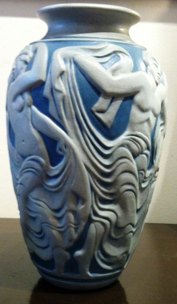 null MOUGIN
Nancy.
Vase en grés à décor de baigneuses sur fond bleu.
H. 29 cm.