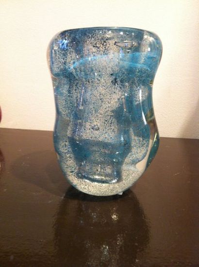null André THURET (1898-1965)
Vase en verre à inclusions bleues.
H. 16 cm.