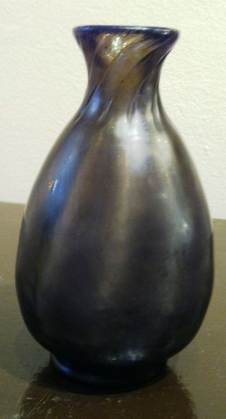 null Vase en verre irisé de couleur mauve.
H. 12,5 cm.