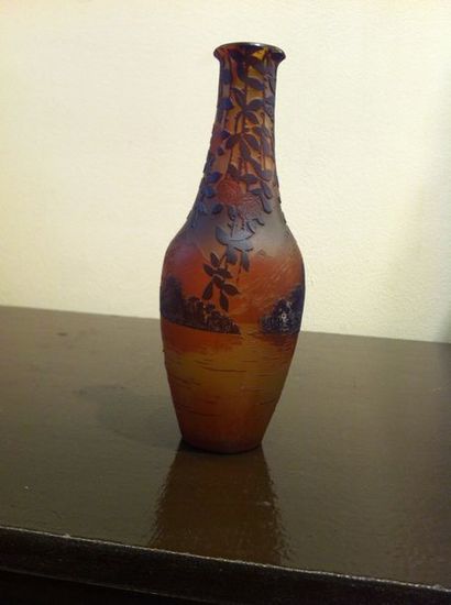 null DE VEZ (1872-1942)
Vase en verre multicouche à décor de paysage lacustre et...