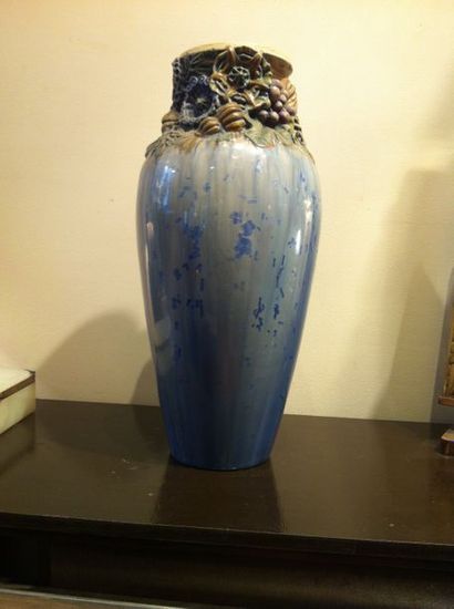 null MOUGIN
Nancy.
Important vase ovoïde en grès émaillé bleu à décor en relief sur...