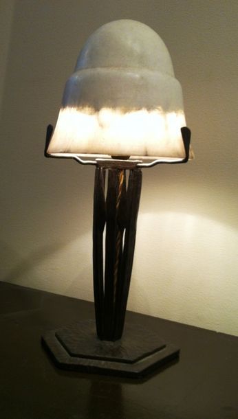null Charles PIGUET (1887-1942)
Pied de lampe en fer forgé patiné, chapeau en albâtre...