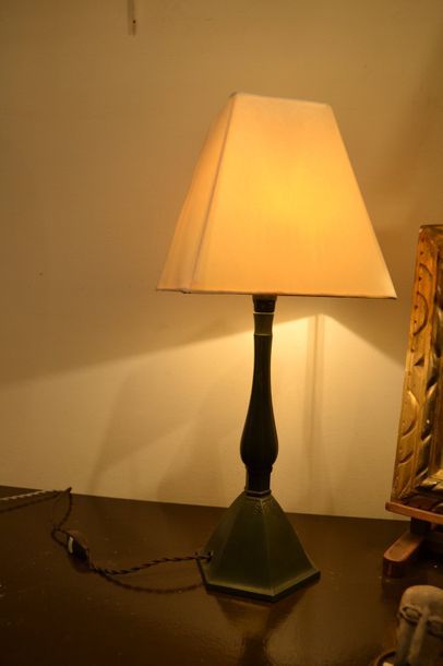 null Just ANDERSEN (1884-1943)
Lampe en bronze patiné verte.
H. 50 cm