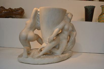 null André DELUOL (1909-2003)
Deux femmes soutenant un vase.
Sculpture en marbre....