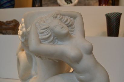 null André DELUOL (1909-2003)
Deux femmes soutenant un vase.
Sculpture en marbre....