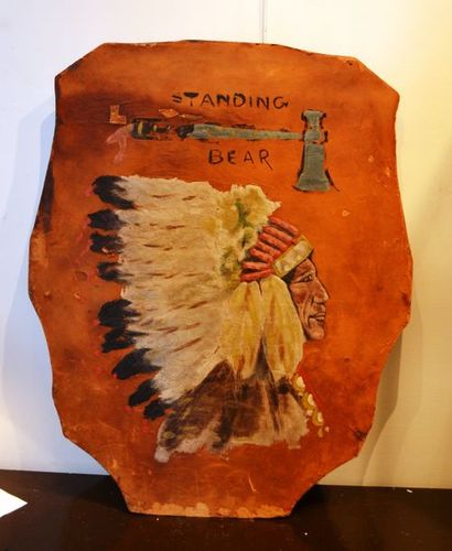 null Enseigne "Standing Bear" 
Cuir sur écusson bois. 
81 x 65 cm.