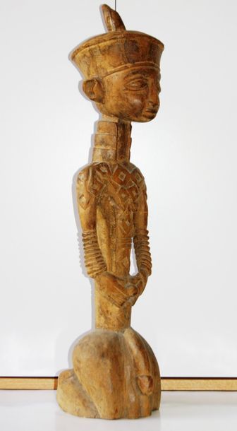 null Satuette africaine représentant un homme à genoux.
Bois sculpté.
H. 67,5 cm...
