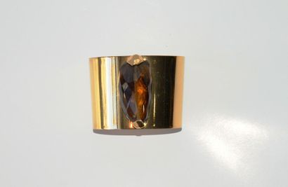 null YVES SAINT LAURENT COUTURE 
Bracelet manchette en métal doré orné d'un quartz...