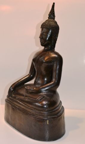 null LAOS
Bouddha en bronze
XVIIIe siècle.
H. 37 cm. - H. avec socle : 47 cm.