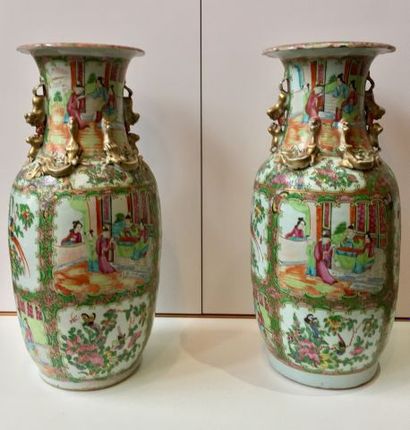  Paire de vases de forme balustre en porcelaine de Canton, décor alterné en émaux...