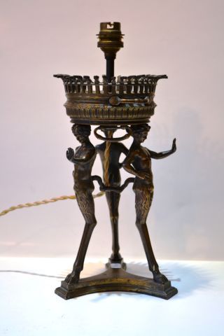 null Lampe en bronze reposant sur trois cariatides faunes. 
Vers 1900