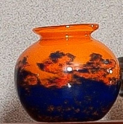 null DEGUE (David Gueron dit) (1892-1950)
Vase en verre multicouche à fond orange.
H....