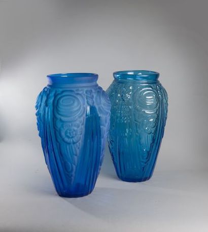 null Deux vases bleus
Circa 1940.
H.33 cm.