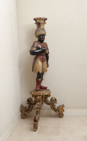 null Nubien porte-torchère en bois sculpté polychrome.
Style Vénitien
H. 160 cm.