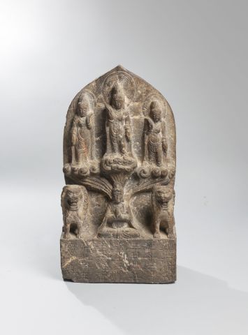 null Stèle en calcaire représentant trois boddhissattva auréolés, debout au-dessus...