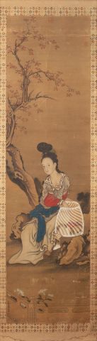  Peinture sur soie, à l’encre et polychromie, représentant une jeune femme assise...