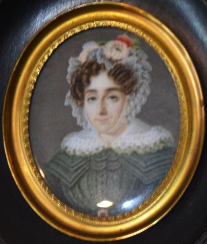 null Ecole française du XIXe 
Portraits de femmes.
Ensemble de trois miniatures sur...