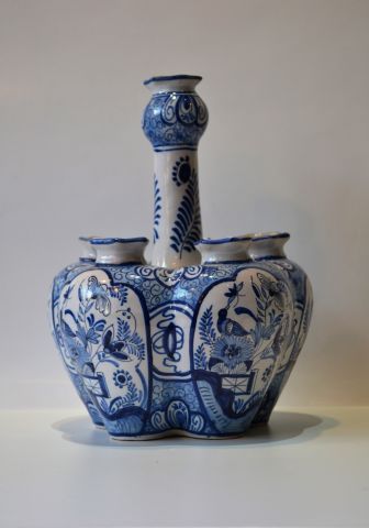 null DELFT
Bouquetière en faïence.
H. 23 cm.