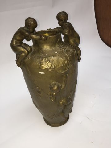 null Paul Moreau-Vauthier
Vase de forme ovoïde en bronze à patine brune à décor en...