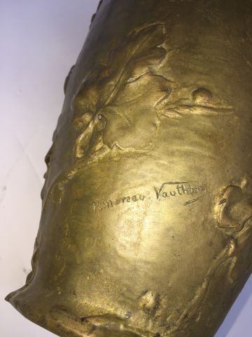 null Paul Moreau-Vauthier
Vase de forme ovoïde en bronze à patine brune à décor en...