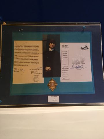 null Reliquaire contenant un cheveu de John Lennon avec certificat d'authenticité...